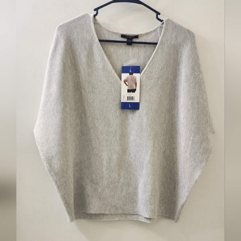 New Cyrus Gray V-Neck Women's Sweater, Size Large.